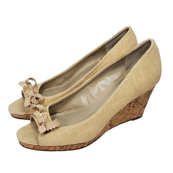 Ellen Tracy Cork Wedge Canvas Shoe 8 Peep Toe Bow Tan Beige Brown - Picture 2 of 9